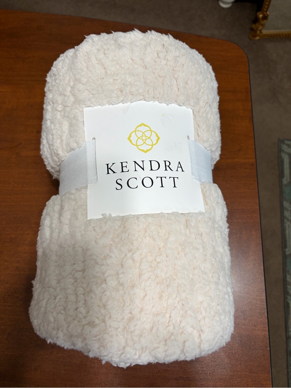 New Kendra Scott Plush Throw Blanket in Cream